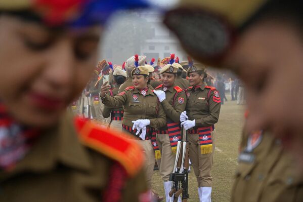 يلتقط أفراد شرطة البنجاب صورة ذاتية قبل مشاركتهم في بروفة العرض العسكري الشاملة بمناسبة يوم الجمهورية في ملعب جورو ناناك في أمريتسار في 24 يناير 2024. يلتقط أفراد شرطة البنجاب صورة ذاتية قبل مشاركتهم في بروفة العرض العسكري الشاملة بمناسبة يوم الجمهورية في ملعب جورو ناناك في أمريتسار في 24 يناير 2024. - سبوتنيك عربي