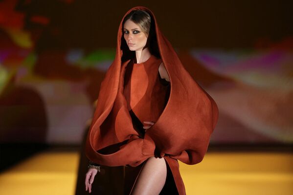 عارضة أزياء تقدم تصميمًا لعرض ستيفان رولاند خلال أسبوع الموضة النسائية "ربيع وصيف لعام 2024" للأزياء الراقية في باريس، فرنسا 23 يناير 2024. عارضة أزياء تقدم تصميمًا لعرض ستيفان رولاند خلال أسبوع الموضة النسائية "ربيع وصيف لعام 2024" للأزياء الراقية في باريس، فرنسا 23 يناير 2024. - سبوتنيك عربي