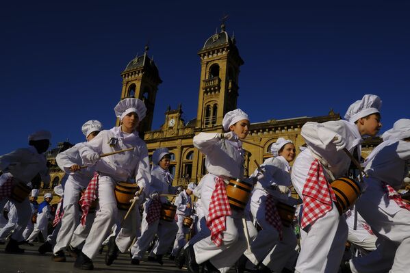 يشارك "تامبوريليروس" الذين يرتدون زيهم الرسمي في "لا تامبورادا"، اليوم الرئيسي لأعياد سان سيباستيان، في مدينة سان سيباستيان الباسكية، شمال إسبانيا، 20 يناير 2024. من منتصف الليل حتى منتصف الليل التالي ، تتجول مجموعات من المتظاهرين الذين يرتدون الزي الرسمي في شوارع سان سيباستيان، ويعزفون الطبول والبراميل تكريماً لقديسهم "الراعي". يشارك "تامبوريليروس" الذين يرتدون زيهم الرسمي في "لا تامبورادا"، اليوم الرئيسي لأعياد سان سيباستيان، في مدينة سان سيباستيان الباسكية، شمال إسبانيا، 20 يناير 2024. من منتصف الليل حتى منتصف الليل التالي ، تتجول مجموعات من المتظاهرين الذين يرتدون الزي الرسمي في شوارع سان سيباستيان، ويعزفون الطبول والبراميل تكريماً لقديسهم "الراعي". - سبوتنيك عربي