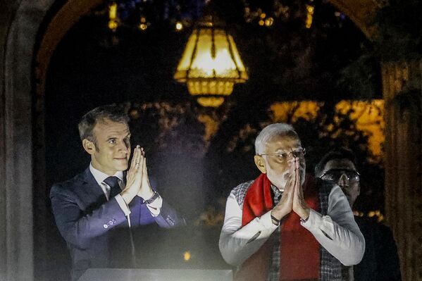 الرئيس الفرنسي إيمانويل ماكرون (يسار) ورئيس الوزراء الهندي ناريندرا مودي (وسط) خلال جولة ترويجية في جايبور في 25 يناير 2024. وقد أقيم حفل استقبال للرئيس إيمانويل ماكرون على السجادة الحمراء في الهند في 25 يناير، مع عرض ترحيبي للأفيال. بينما تتطلع فرنسا إلى صفقات مربحة مع خامس أكبر اقتصاد في العالم. الرئيس الفرنسي إيمانويل ماكرون (يسار) ورئيس الوزراء الهندي ناريندرا مودي (وسط) خلال جولة ترويجية في جايبور في 25 يناير 2024. وقد أقيم حفل استقبال للرئيس إيمانويل ماكرون على السجادة الحمراء في الهند في 25 يناير، مع عرض ترحيبي للأفيال. بينما تتطلع فرنسا إلى صفقات مربحة مع خامس أكبر اقتصاد في العالم. - سبوتنيك عربي