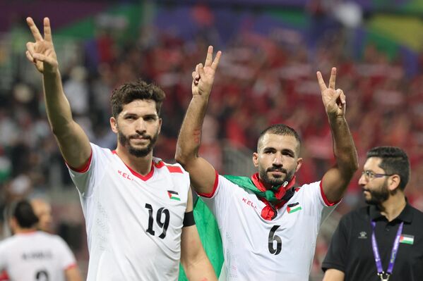 مهاجم المنتخب الفلسطيني (رقم 19) محمود وادي، ولاعب خط وسط في المنتخب (رقم 06) عدي خروب، يحييان المشجعين بعد مباراة كرة القدم للمجموعة الثالثة في كأس آسيا 2023 بين هونغ كونغ وفلسطين على استاد عبد الله بن خليفة في الدوحة، قطر 23 يناير 2024. مهاجم المنتخب الفلسطيني (رقم 19) محمود وادي، ولاعب خط وسط في المنتخب (رقم 06) عدي خروب، يحييان المشجعين بعد مباراة كرة القدم للمجموعة الثالثة في كأس آسيا 2023 بين هونغ كونغ وفلسطين على استاد عبد الله بن خليفة في الدوحة، قطر 23 يناير 2024. - سبوتنيك عربي