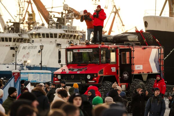 مركبة روسية للتجول في الثلوج والمستنقعات - &quot;بورلاك&quot; قبل انطلاق رحلة &quot;روسيا 360&quot; من محطة مورمانسك البحرية - سبوتنيك عربي