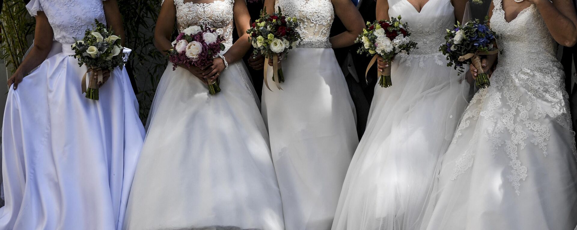 العرائس يحملن باقات زفافهن بعد حفل زفاف متعدد في كاتدرائية لشبونة - سبوتنيك عربي, 1920, 27.01.2024