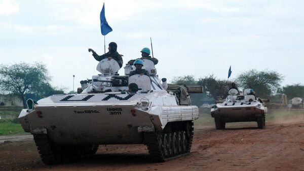 أفراد من بعثة الأمم المتحدة في السودان، ضمن دورية في مدينة أبيي السودانية - يوم 22 يوليو 2009 - سبوتنيك عربي