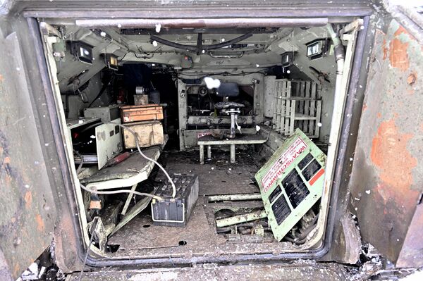 تم الاستيلاء على ناقلة جنود مدرعة أمريكية من طراز M113 تابعة للواء الميكانيكي المنفصل رقم 110 التابع للقوات المسلحة الأوكرانية، بالقرب من أرتيموفسك من قبل جنود من وحدات الإصلاح التابعة للواء البنادق الآلية التابع للحرس رقم 200 التابع للأسطول الشمالي. - سبوتنيك عربي