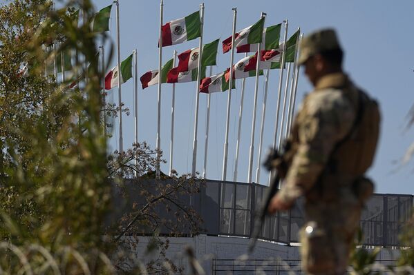 أحد الحراس يقف على الحدود بين الولايات المتحدة والمكسيك، 3 يناير/كانون الثاني 2024، في إيغل باس، تكساس. وفقًا لمسؤولين أمريكيين، فإن زيادة الإجراءات المكسيكية، بما في ذلك إجبار المهاجرين على النزول من قطارات الشحن ونقل المهاجرين بالطائرة والحافلات إلى الجزء الجنوبي من البلاد، ساهمت في انخفاض حاد في الدخول غير القانوني إلى الولايات المتحدة، في الأسابيع الأخيرة. - سبوتنيك عربي