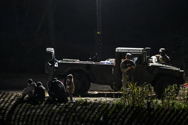 الوضع على الحدود بين المكسيك والولايات المتحدة الأمريكية في إيغل باس - سبوتنيك عربي