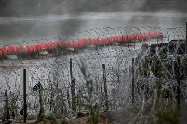 الوضع على الحدود بين المكسيك والولايات المتحدة الأمريكية في إيغل باس - سبوتنيك عربي