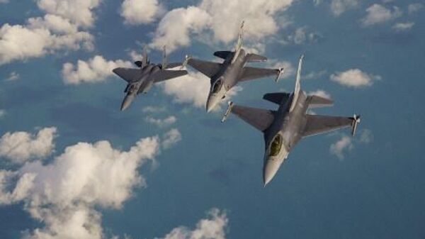 مقاتلة جوية من طراز F15SG التابعة للقوات الجوية لجمهورية سنغافورة، محاطة بطائرتين من طراز F16C، تحلق فوق بحر الصين الجنوبي، شمال شرق سنغافورة - سبوتنيك عربي