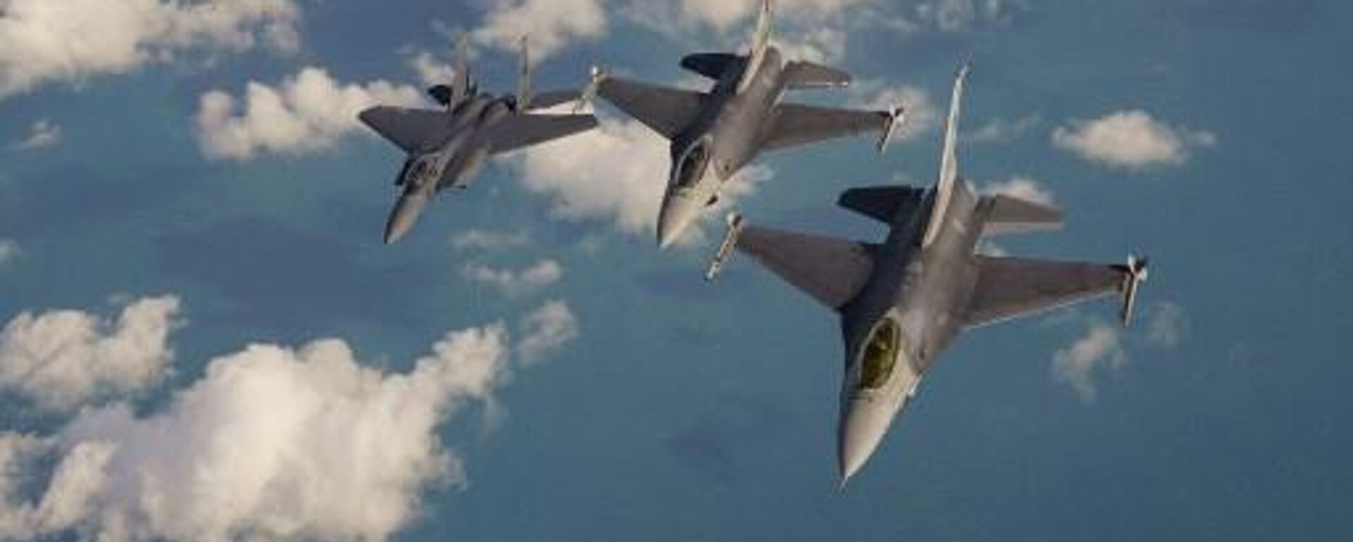 مقاتلة جوية من طراز F15SG التابعة للقوات الجوية لجمهورية سنغافورة، محاطة بطائرتين من طراز F16C، تحلق فوق بحر الصين الجنوبي، شمال شرق سنغافورة - سبوتنيك عربي, 1920, 22.10.2025