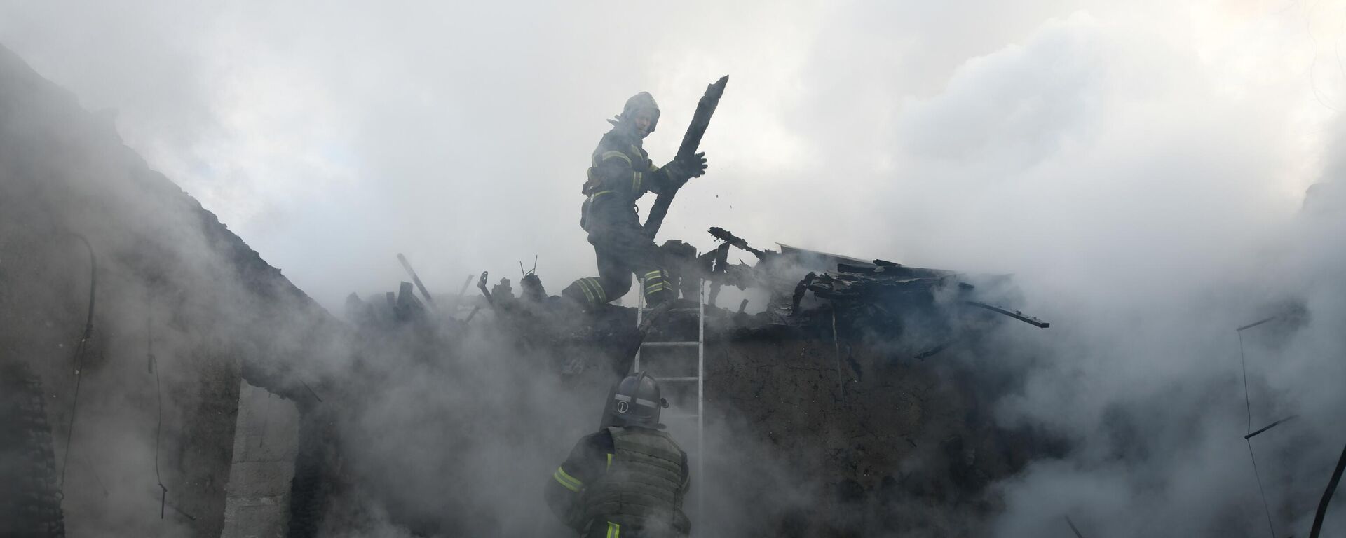 تداعيات القصف الصاروخي من قبل القوات المسلحة الأوكرانية في حي كالينينسك في دونيتسك، العملية العسكرية الخاصة في أوكرانيا - سبوتنيك عربي, 1920, 12.05.2025