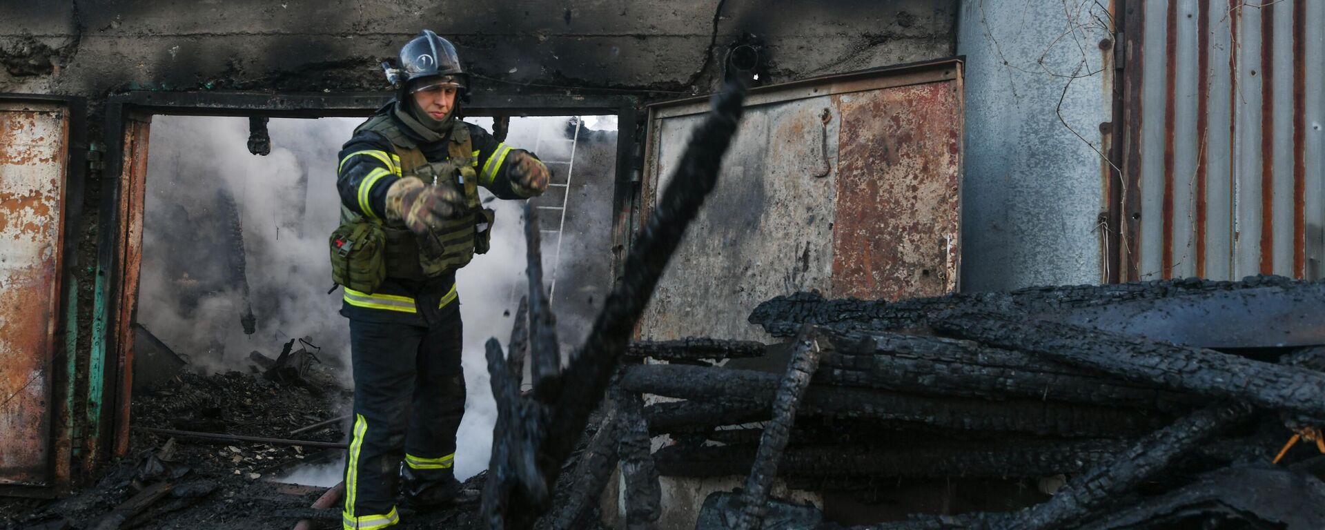 تداعيات القصف الصاروخي من قبل القوات المسلحة الأوكرانية في حي كالينينسك في دونيتسك، العملية العسكرية الخاصة في أوكرانيا - سبوتنيك عربي, 1920, 25.03.2025