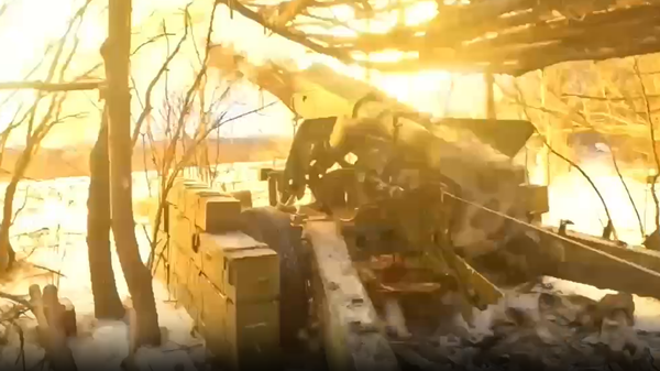 مدفع غياتسينت-بي الروسي يستهدف مواقع تابعة لقوات كييف - سبوتنيك عربي