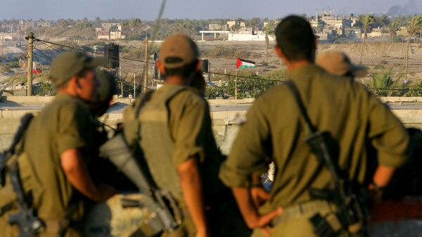 جنود إسرائيليون أثناء انتظارهم أوامر الانسحاب في 11 سبتمبر 2005 على محور فيلادلفيا على الحدود المصرية في جنوب قطاع غزة. - سبوتنيك عربي