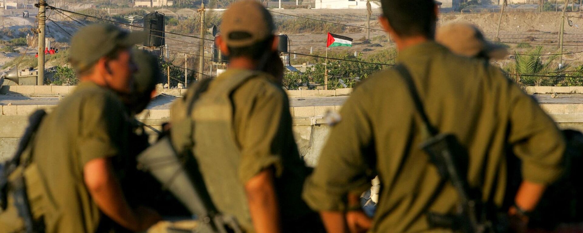 جنود إسرائيليون أثناء انتظارهم أوامر الانسحاب في 11 سبتمبر 2005 على محور فيلادلفيا على الحدود المصرية في جنوب قطاع غزة. - سبوتنيك عربي, 1920, 29.05.2024