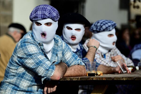 محتفلون ملثمون يشاركون في كرنفال "إيتورين" التقليدي، في مقاطعة نافار شمالي إسبانيا، في 29 يناير/ كانون الثاني 2024. - سبوتنيك عربي