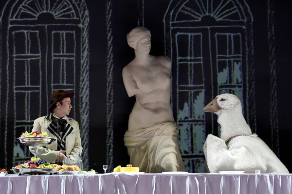 بافل كوماروف في دور كوستيا بوتيخين، في مشهد من مسرحية "جولي فيلوز" للمخرج دينيس أزاروف، على مسرح "تاجانكا" في موسكو. - سبوتنيك عربي