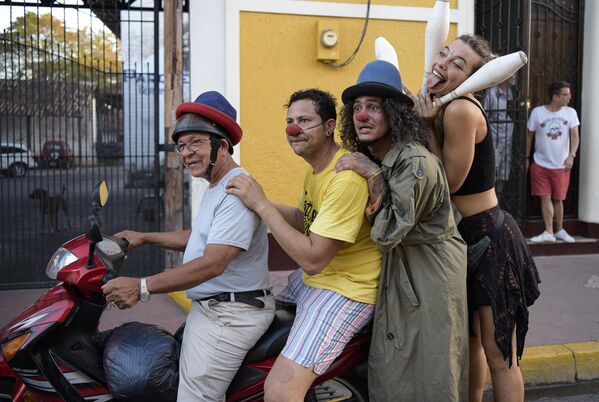 أشخاص يؤدون عرضًا خلال مهرجان فنون الشارع "Berrinche Ambiental" في مدينة غرناطة، نيكاراغوا، في 27 يناير 2024. - سبوتنيك عربي