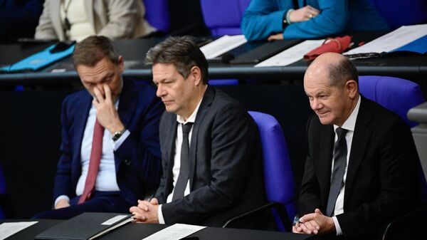 المستشار الألماني أولاف شولتز (على اليمين)، ووزير الاقتصاد وحماية المناخ الألماني روبرت هابيك (في الوسط) ووزير المالية الألماني كريستيان ليندنر ينظرون خلال جلسة عامة في البوندستاغ (مجلس النواب الألماني) في برلين، ألمانيا، في 30 يناير ، 2024 - سبوتنيك عربي