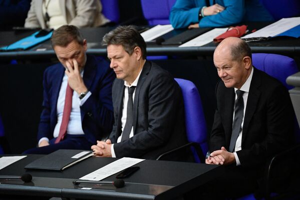 المستشار الألماني أولاف شولتز (على اليمين)، ووزير الاقتصاد وحماية المناخ الألماني روبرت هابيك (في الوسط)، ووزير المالية الألماني كريستيان ليندنر، خلال جلسة عامة في البوندستاغ (مجلس النواب الألماني) في برلين، ألمانيا، في 30 يناير 2024. - سبوتنيك عربي