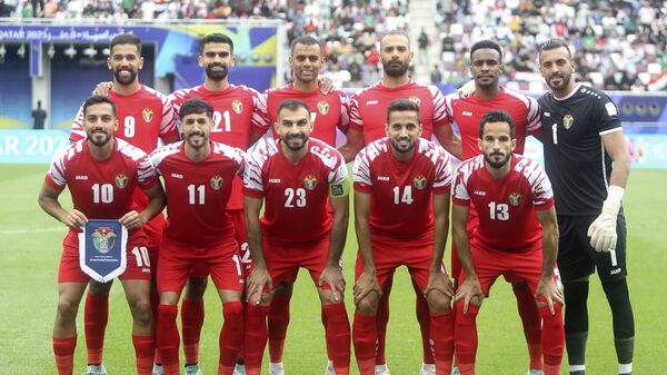 لاعبو المنتخب الوطني الأردني يقفون خلال مباراة دور الـ16 لكأس آسيا لكرة القدم بين العراق والأردن في استاد خليفة الدولي في الدوحة، قطر، الاثنين، 29 يناير، 2024 - سبوتنيك عربي