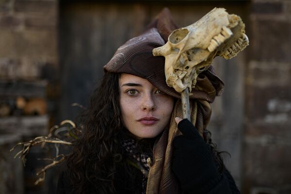 أليسيا فالينا، 23 عامًا، ترتدي زي الكرنفال التقليدي، تقف لالتقاط صورة لها في زوبيتا، شمال إسبانيا. - سبوتنيك عربي