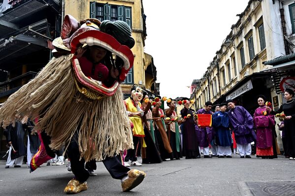 "راقصو الأسد" يؤدون عرضًا خلال موكب بمناسبة السنة القمرية الجديدة في هانوي. - سبوتنيك عربي
