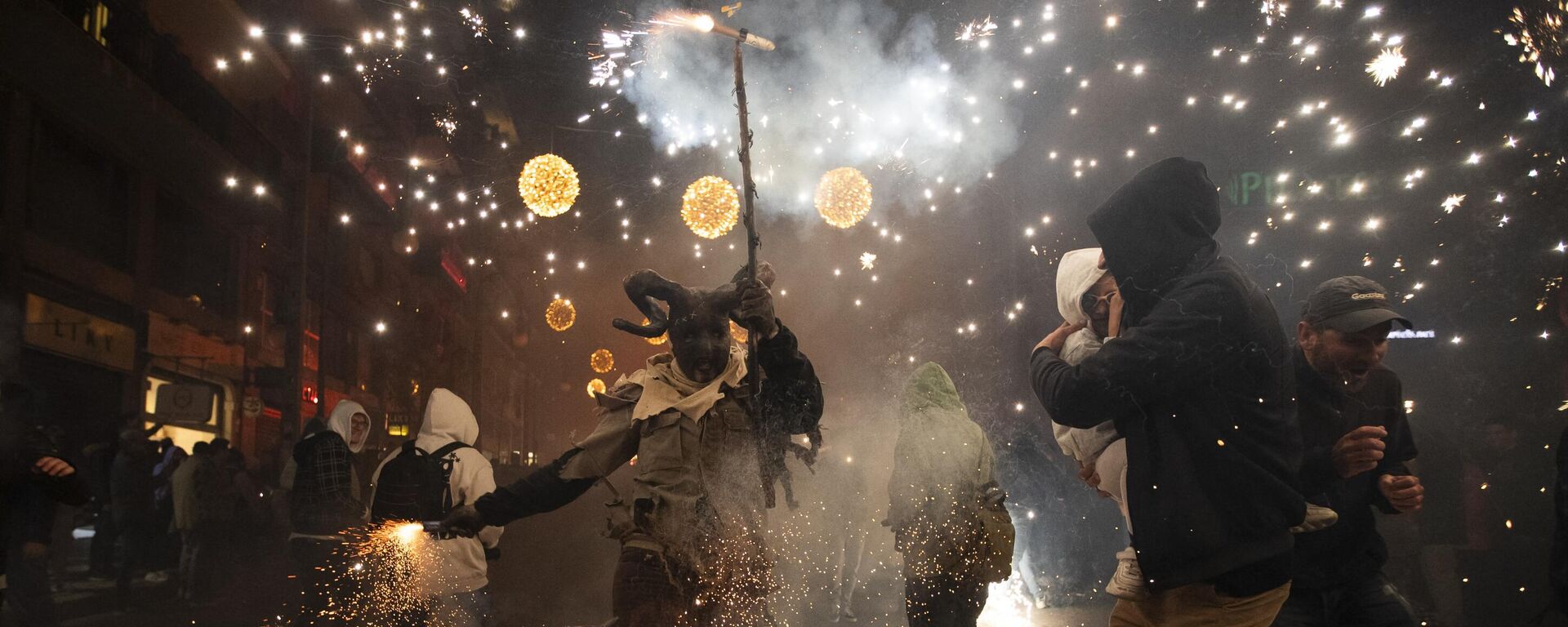 أحد المشاركين يرتدي زي شيطان يلوح بعصا بها ألعاب نارية خلال مهرجان Correfoc التقليدي (تشغيل النار) في بالما دي مايوركا. - سبوتنيك عربي, 1920, 18.08.2024