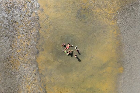 منظر جوي للأشخاص تحت الشمس على شاطئ في بويرتو مادرين، مقاطعة تشوبوت، الأرجنتين. - سبوتنيك عربي
