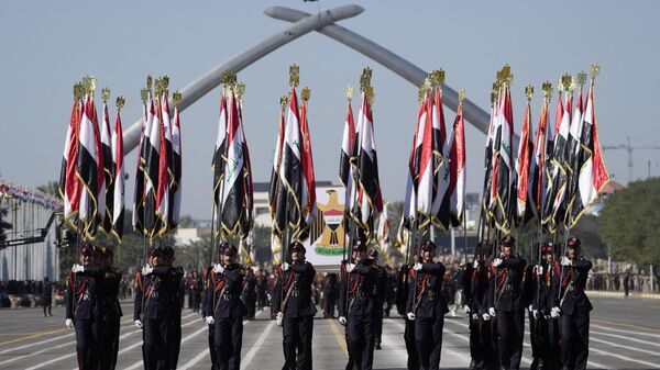 جنود الجيش العراقي يسيرون تحت قوس النصر خلال عرض بمناسبة يوم الجيش في بغداد، العراق، في 6 يناير 2024 - سبوتنيك عربي