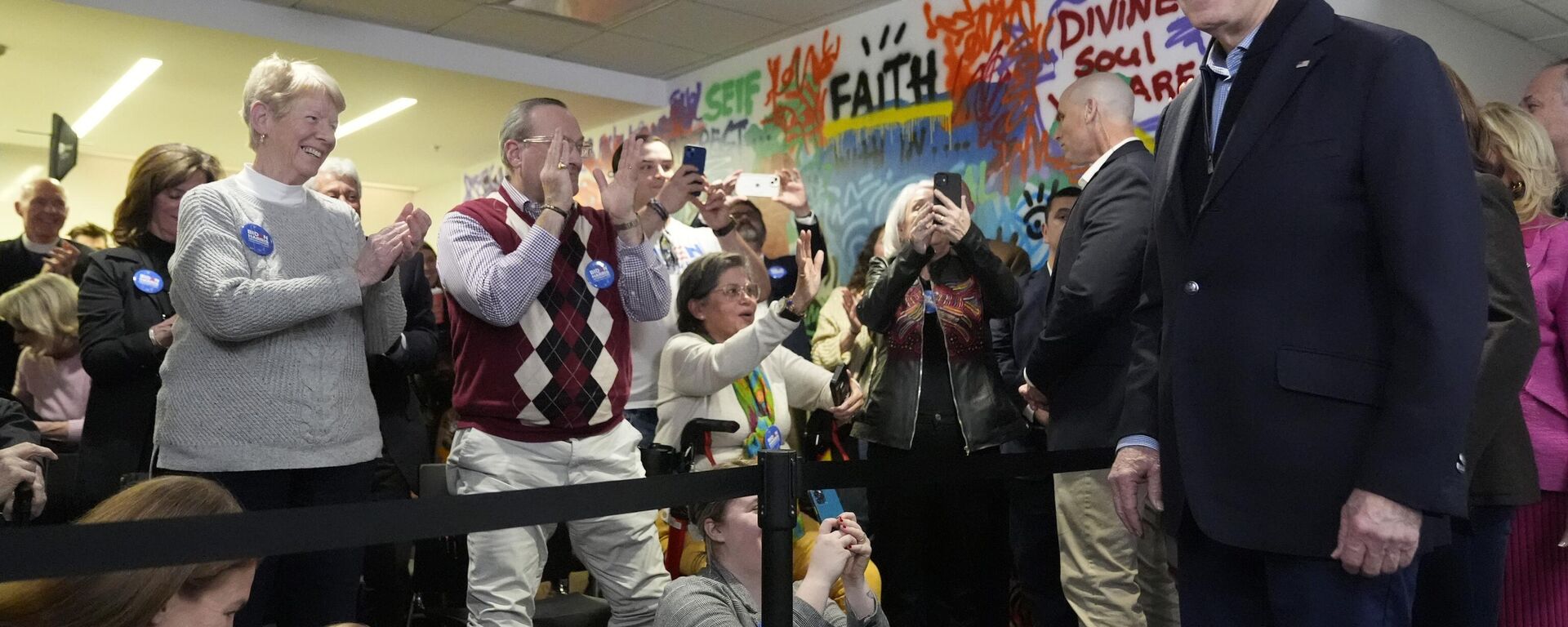 الرئيس الأمريكي جو بايدن، يحيي الموظفين والمتطوعين في مقر حملته الانتخابية- السبت 3 فبراير 2024 - سبوتنيك عربي, 1920, 04.02.2024