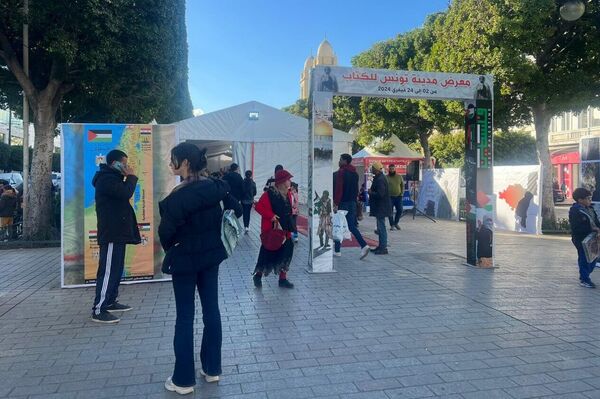تونس: لوحات ضخمة تعرّف بالقضية الفلسطينية وخيمة توثق صور الحرب وضحاياها - سبوتنيك عربي