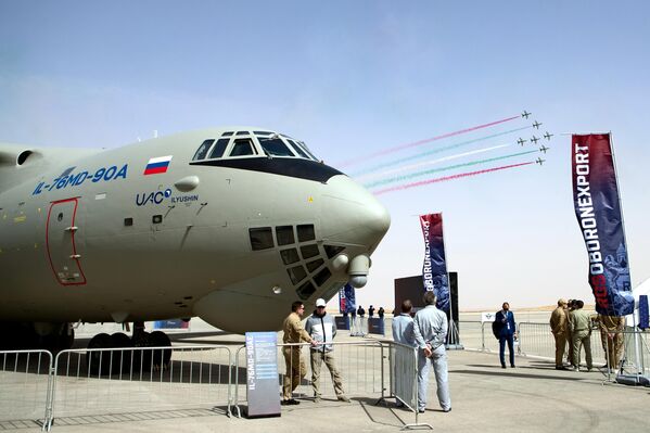 عرض طائرة النقل الثقيلة من طراز "إيل -76" الحديثة التابعة لشركة "United "Aircraft Corporation، والتي تعد جزءا من شركة "روستيخ" الحكومية الروسية، خلال فعاليات النسخة الثانية من "معرض الدفاع العالمي 2024" في الرياض. - سبوتنيك عربي