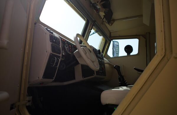 قمرة القيادة في المركبة المدرعة "سبارتاك" المتعددة المهمات، في النسخة الثانية من "معرض الدفاع العالمي 2024" في الرياض. - سبوتنيك عربي