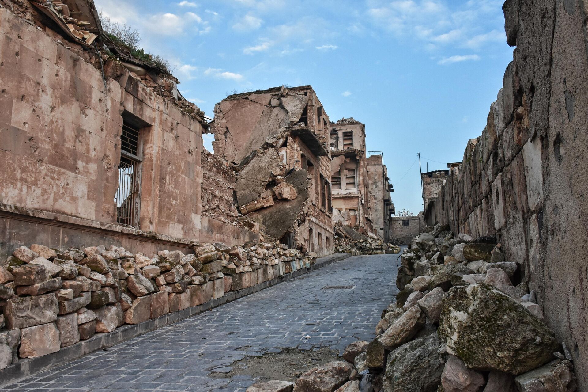 الحصار ، الإرهاب، والزلزال.. أٌقانيم الموت التي لاحقت أرواح سكان حلب - سبوتنيك عربي, 1920, 05.02.2024