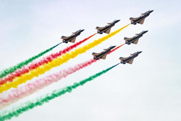 مقاتلات متعددة الأغراض &quot;تشنغدو J-10&quot; التابعة لفريق الاستعراضات الجوية للقوات الجوية الصينية، في &quot;معرض الدفاع العالمي 2024&quot;، في الرياض. - سبوتنيك عربي