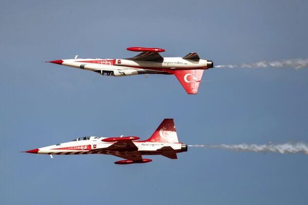طائرة &quot;إف-5&quot; تابعة لفريق &quot;النجوم التركية&quot; للاستعراضات الجوية في &quot;معرض الدفاع العالمي 2024&quot;، في الرياض. - سبوتنيك عربي