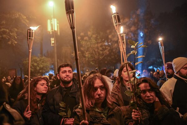 أشخاص يشاركون في وقفة احتجاجية لإحياء الذكرى الأولى للزلزال، في أنطاكيا في 6 فبراير 2024، الذي أودى بحياة أكثر من 53500 شخص في تركيا، ونحو 6000 شخص في سوريا، في الكارثة الأكثر دموية في المنطقة منذ قرون عديدة. - سبوتنيك عربي