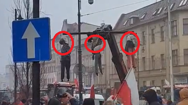 مشاهد متداولة لتعليق دمى لمسؤولين خلال الاحتجاجات في بولندا  - سبوتنيك عربي