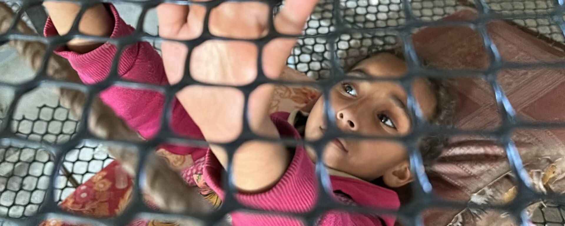 أطفال فلسطينيون ينامون داخل أقفاص مخصصة للدجاج نتيجة امتلاء الأماكن بالنازحين في رفح جنوب قطاع غزة - سبوتنيك عربي, 1920, 22.07.2025