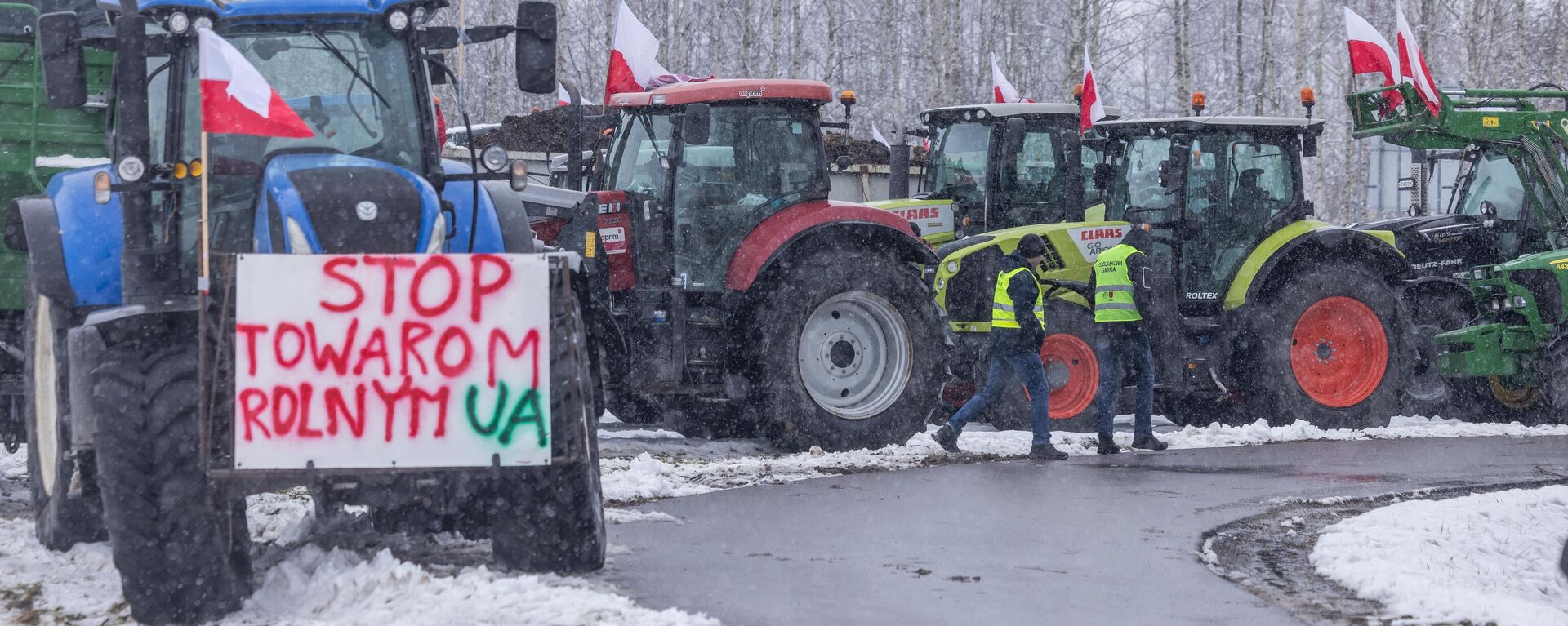 احتجاجات المزارعين البولنديين على المعبر الحدودي البولندي الأوكراني في دوروهوسك، شرق بولندا في 9 فبراير 2024، خلال احتجاج المزارعين في جميع أنحاء البلاد ضد سياسات الاتحاد الأوروبي والمنتجات الزراعية الأوكرانية المسموح بها في سوق الاتحاد الأوروبي بأسعار منخفضة. - سبوتنيك عربي, 1920, 20.02.2024