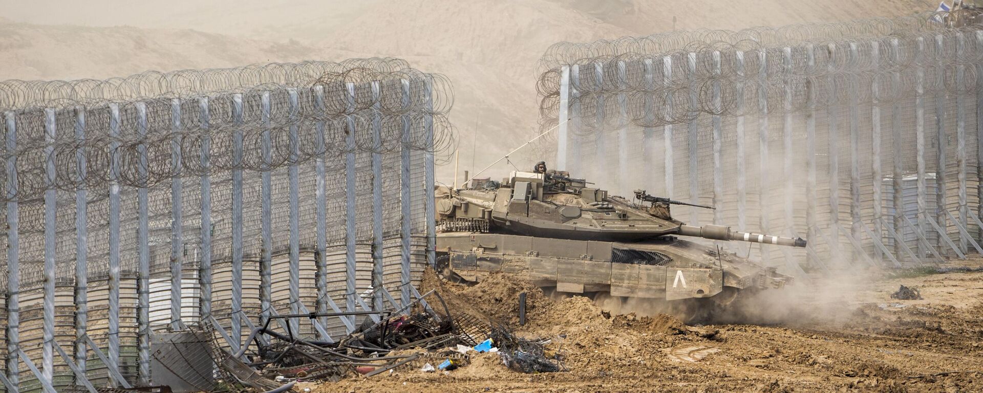 جنود إسرائيليون يقودون دبابة أثناء عبورهم الحدود من داخل قطاع غزة إلى جنوب إسرائيل، الثلاثاء 13 فبراير/ شباط 2024. - سبوتنيك عربي, 1920, 25.04.2024