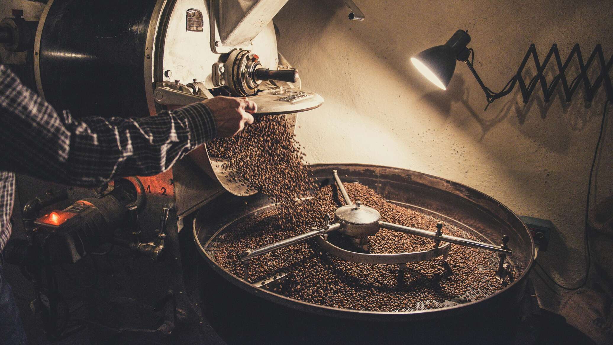 "الدهماني" سفير القهوة الإماراتية يحكي لـ"سبوتنيك" طقوس تلك العادة العربية العريقة.. فيديو