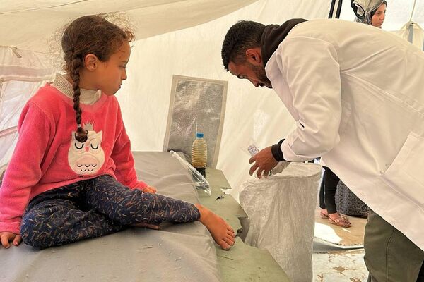طبيب يحول خيمته إلى عيادة طبية مجانية لعلاج الأطفال النازحين في رفح - سبوتنيك عربي