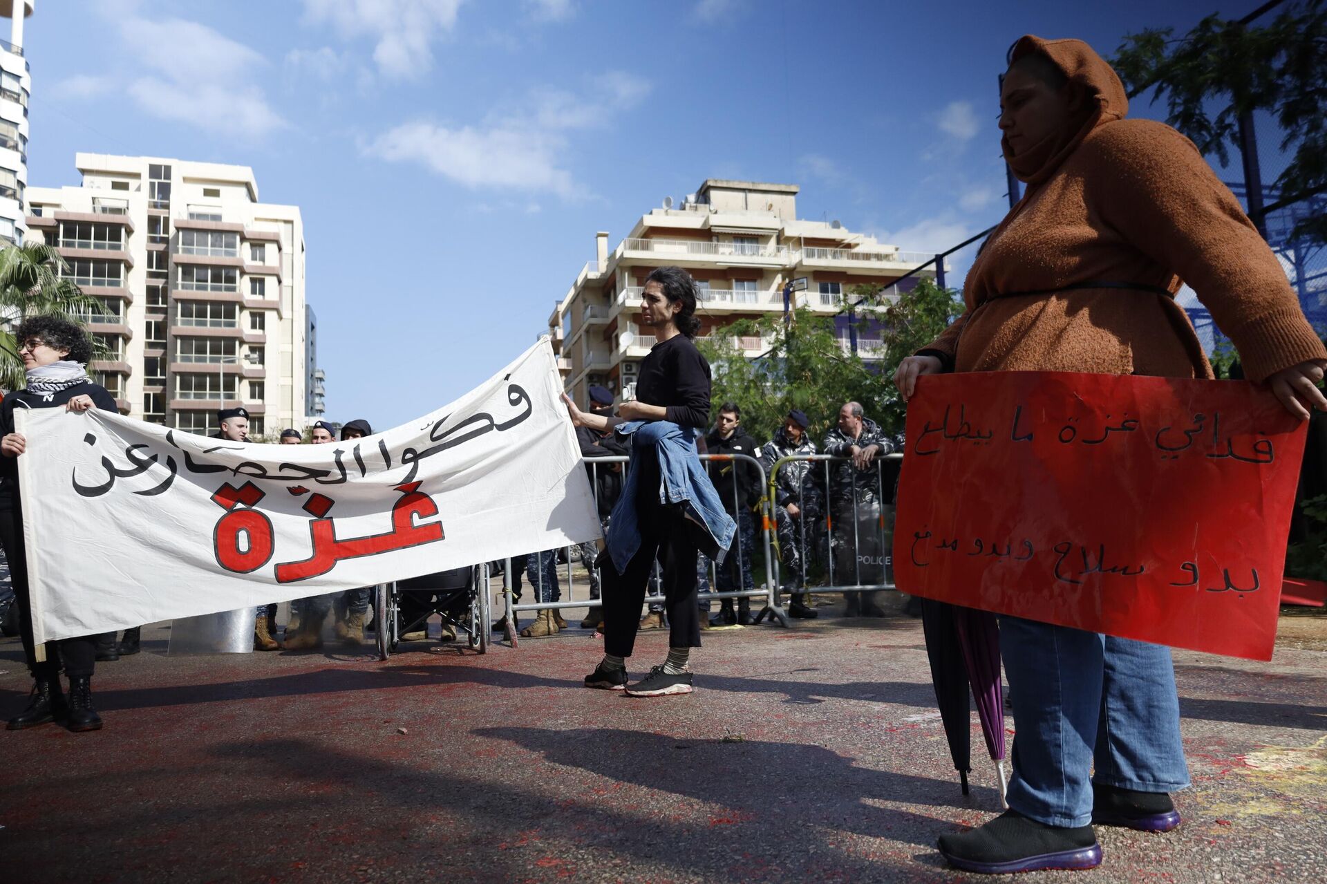 ناشطون يحتجون أمام السفارة المصرية في بيروت للمطالبة بفتح معبر رفح وتقديم المساعدات إلى غزة - سبوتنيك عربي, 1920, 19.02.2024