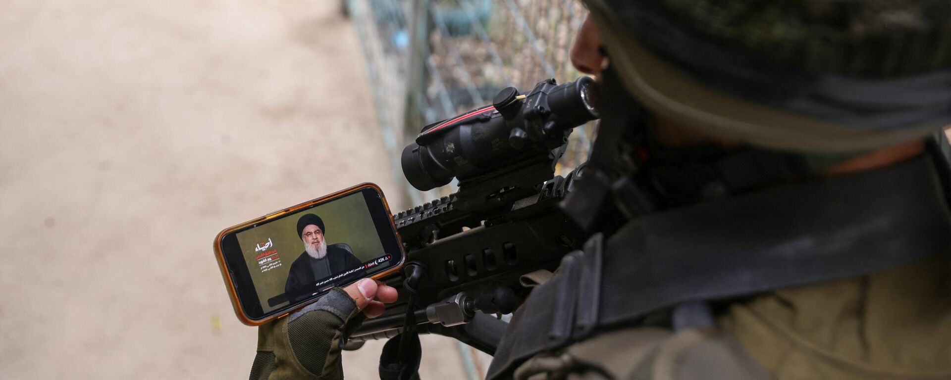 جندي إسرائيلي يشاهد خطابًا متلفزًا لزعيم حركة حزب الله - سبوتنيك عربي, 1920, 04.05.2024