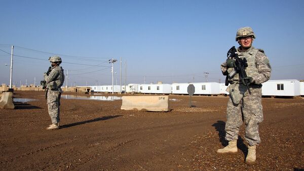 جنود أمريكيون يتجولون في مجمع قاعدة التاجي التي تضم قوات عراقية وأمريكية- 29 ديسمبر 2014 - سبوتنيك عربي