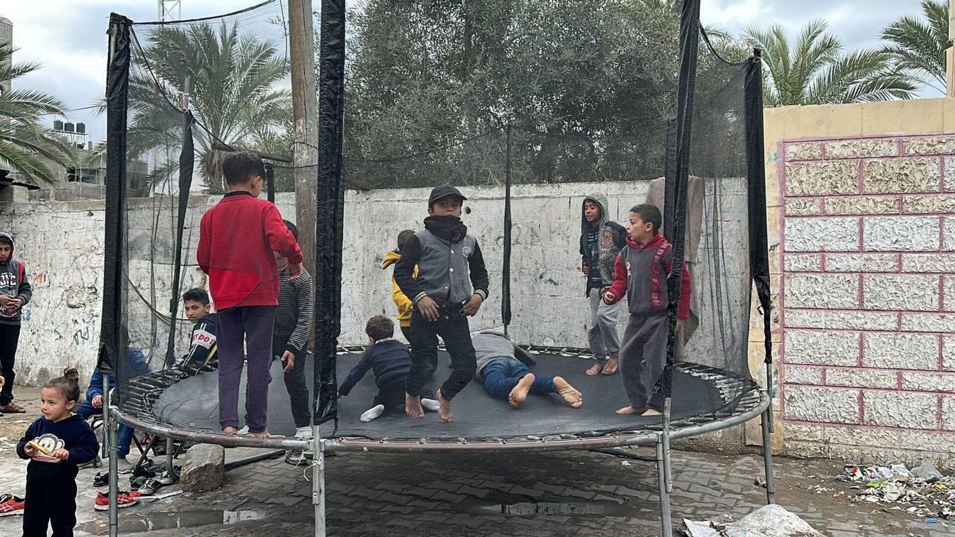 طفل فلسطيني ينشئ مدينة ألعاب للأطفال النازحين في رفح جنوب القطاع - سبوتنيك عربي, 1920, 22.02.2024