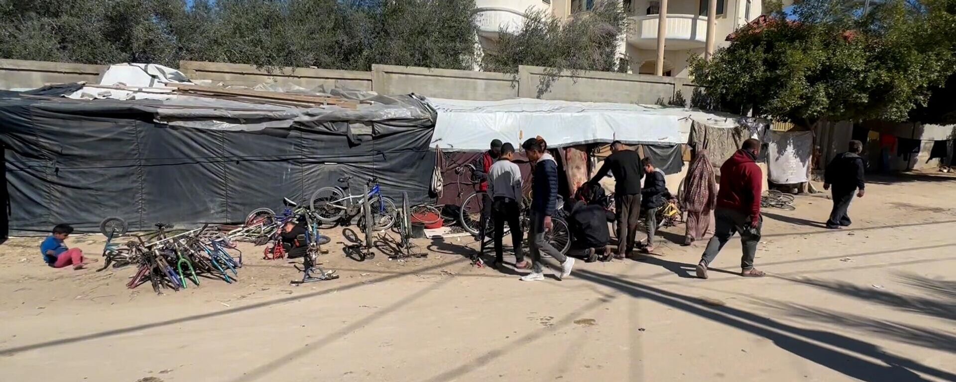 عائلة نازحة تحول خيمتها إلى مكان لتصليح الدرجات الهوائية في دير البلح وسط قطاع غزة - سبوتنيك عربي, 1920, 05.03.2024