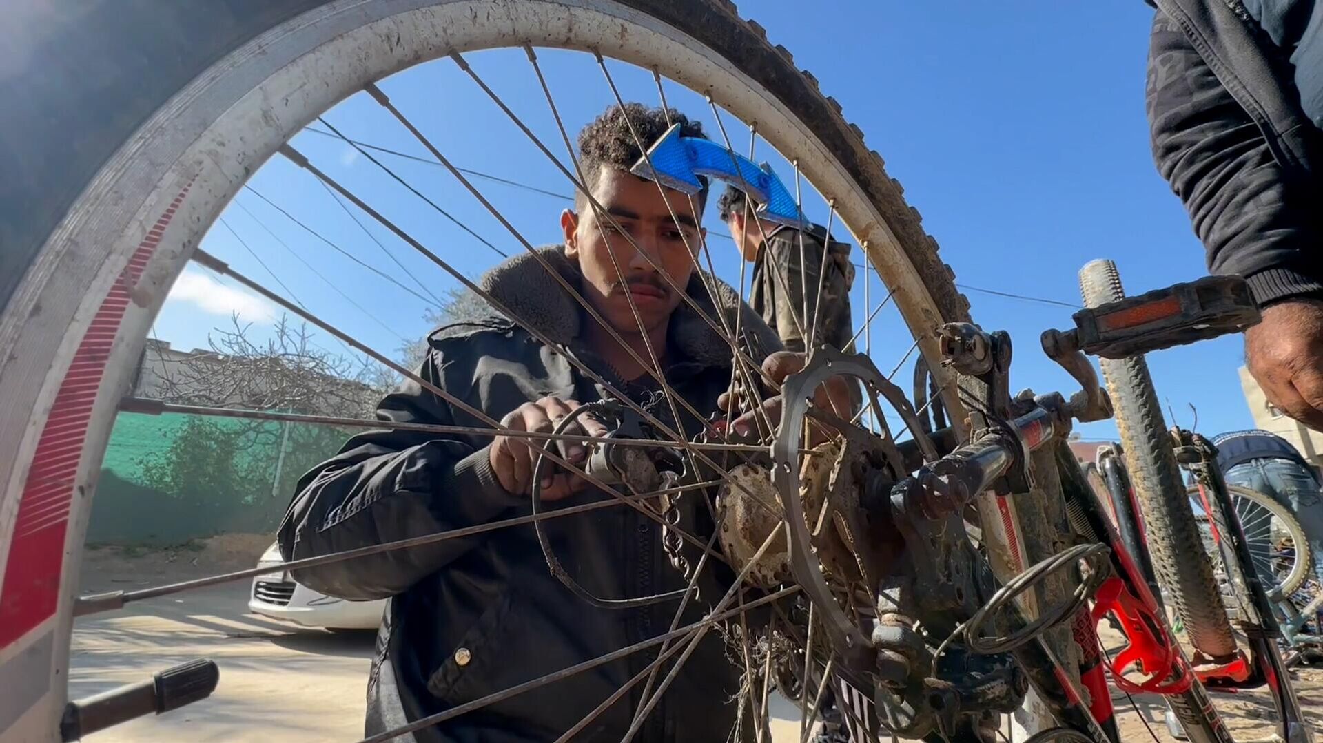 عائلة نازحة تحول خيمتها إلى مكان لتصليح الدرجات الهوائية في دير البلح وسط قطاع غزة - سبوتنيك عربي, 1920, 26.02.2024